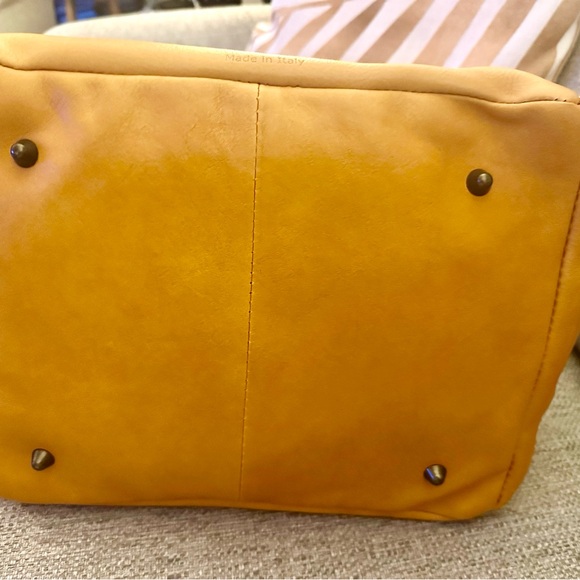 PATRISI ITALIAN LEATHER shoulder bag quality crafted with exquisite hardware. - Picture 11 of 14